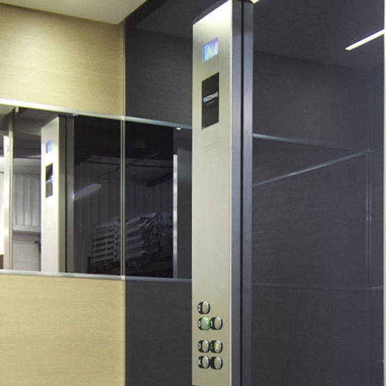 Cabines d’ascenseur aspect bois ou imitation béton ciré | Cabines Lineha