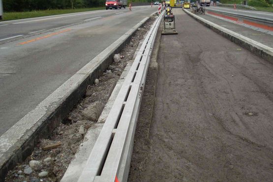  Caniveau Autoroutier en Béton Polymère adapté aux bords des routes et autoroutes | ACO Monoblock S - Caniveaux en matériau de synthèse