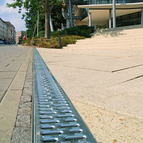 Caniveau design en Béton Polymère avec feuillure en acier galvanisé pour l&#039;aménagement urbain | ACO Multidrain - Caniveaux en béton