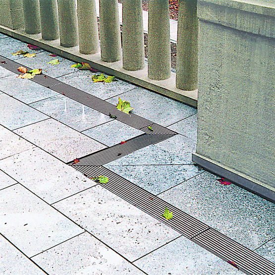 Caniveaux de terrasse pour drainage en acier galvanisé aussi pour les toitures, les façades et les toitures plates ou végétalisées | ACO Profiline