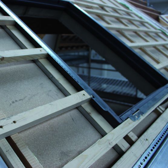  Chevêtre universel pour pose de fenêtre de toit sur panneaux de toiture | Uni Access - UNILIN INSULATION 