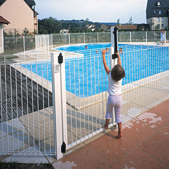  Clôture en acier pour piscines | Aquaclo - NORMACLO