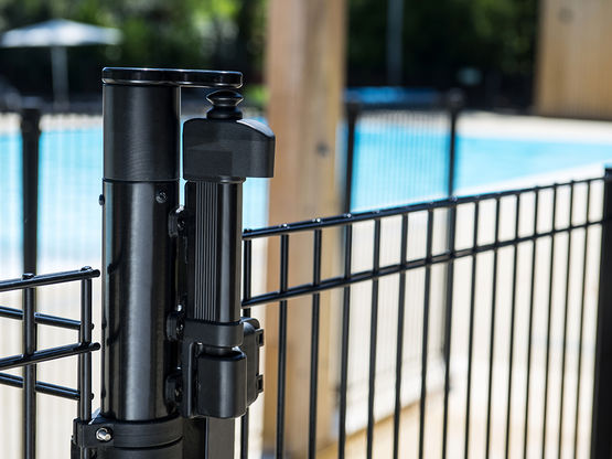 Clôture métallique de sécurité pour les piscines privées ou collectives | Décorella - Clôture métallique