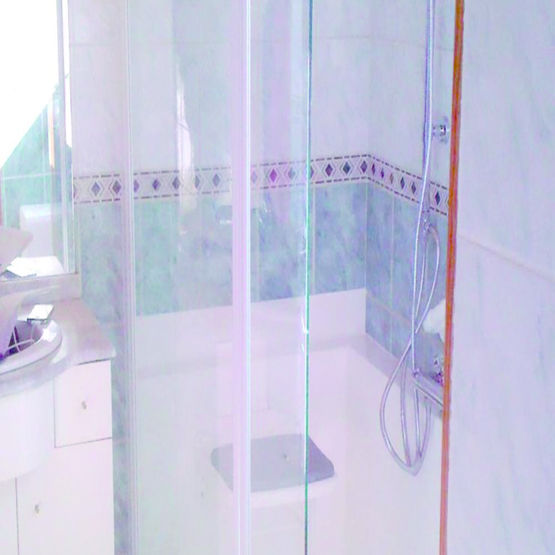 Douche Senior adaptables à toutes les configurations de salle de bains | Confort +