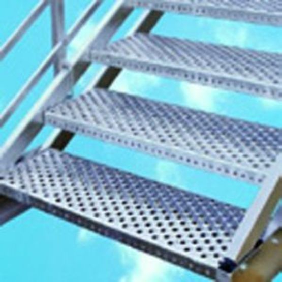  Escalier droit industriel à géométrie variable - marches gros picôts | Escalier industriel gros picot - BOMBRUN