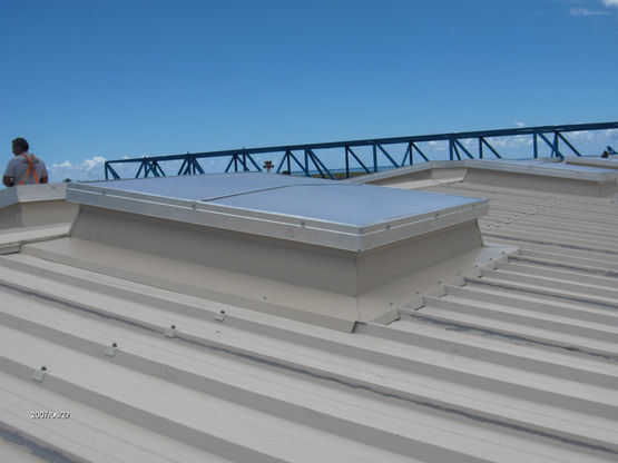  Exutoire de fumées pour couverture sèche | Rooflam - Exutoires et accès toiture