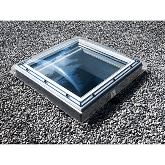  Fenêtre de toit avec étanchéité pour toitures plates ou à faible pente | Fenêtre-coupole pour toits plats - VELUX