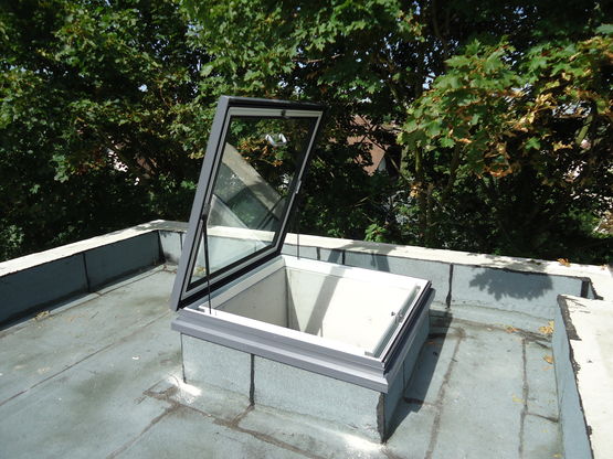 Fenêtre de toit manuelle articulée à rupture de pont thermique | GV Skyhatch - produit présenté par GLAZING VISION PARIS