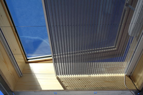  Fenêtre de toit pour maison individuelle et bâtiment tertiaire (toiture plate) | EQUILUX WOOD by SKYDOME - Fenêtre de toit à ouverture par rotation