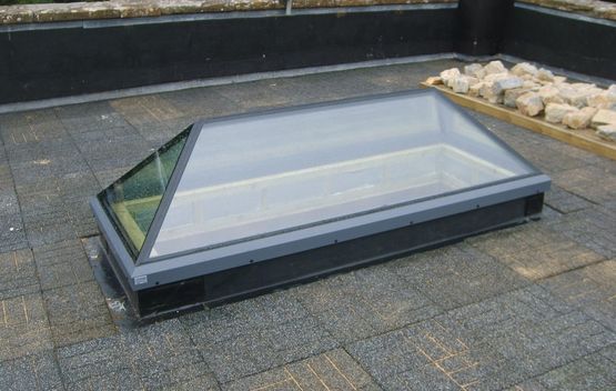 Fenêtre de toit pour toiture plate | GV Pyramide électrique avec charnières - produit présenté par GLAZING VISION PARIS