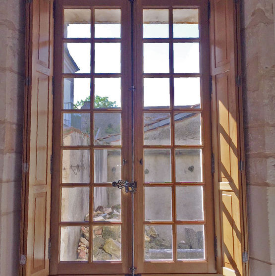 Fenêtre en bois adaptée aux maisons de caractère et batiments historiques  - produit présenté par LEUL MENUISERIES