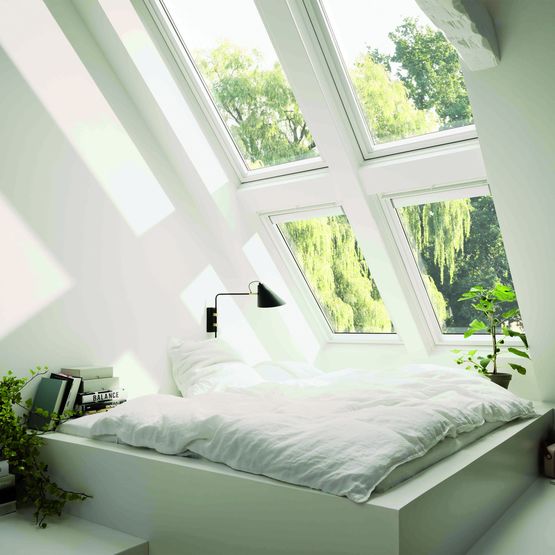 Finition intérieure peinture blanche sur tout type de fenêtre de toit en bois 