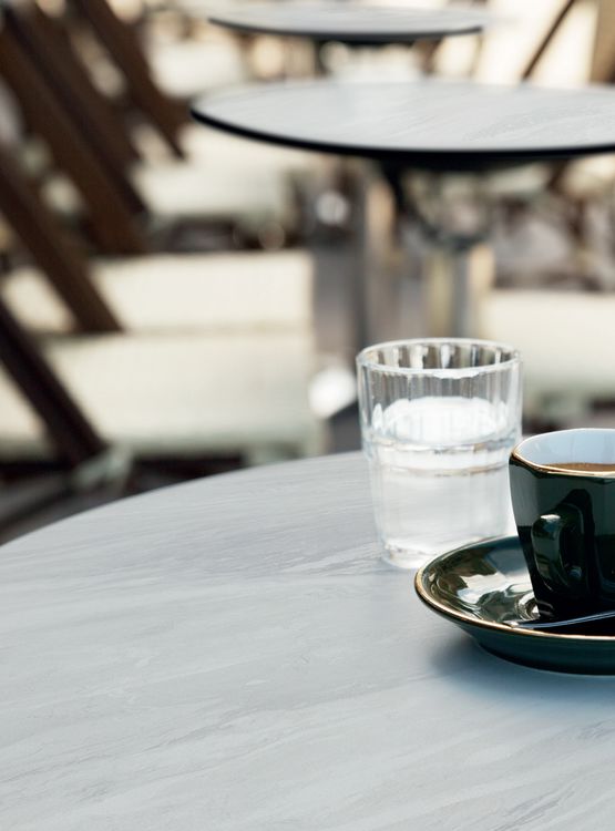 Mobiliers Extérieurs : le Marbre Siroco apporte élégance et intemporalité aux terrasses des cafés