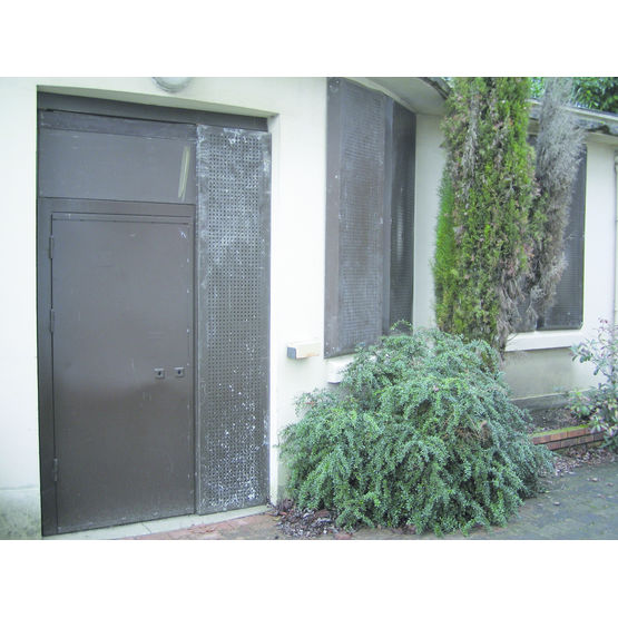 Panneaux sur châssis pour sécurisation temporaire des portes ou fenêtres | Système GRP/Système 90