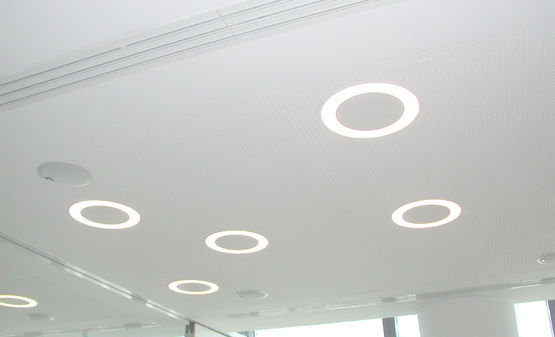  Plafonds décoratifs et acoustiques avec perforations | GEODECO Gamme Constellation - Plafonds suspendus en plâtre