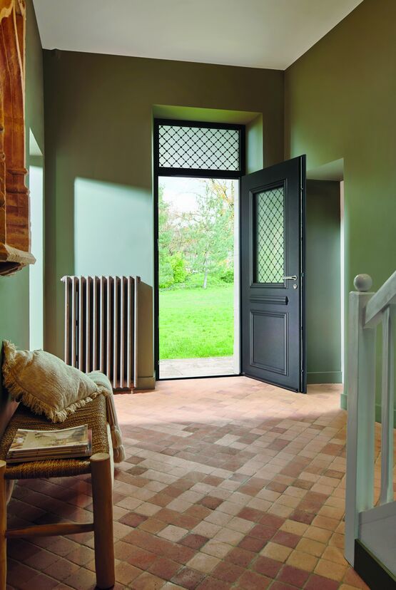 Porte d&#039;entrée en acier inspirée des portes anciennes en bois | Beaugrenelle