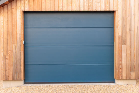  Porte de garage sectionnelle isolée à refoulement plafond | Carsec PRO  - Porte sectionnelle de garage