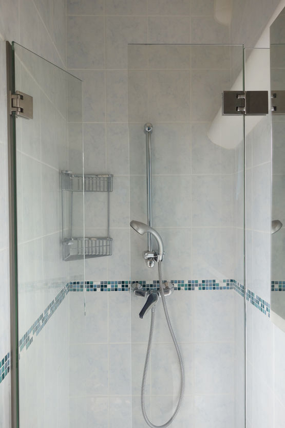 Quincaillerie pour paroi de douche sans joints PVC | Douche Capsi