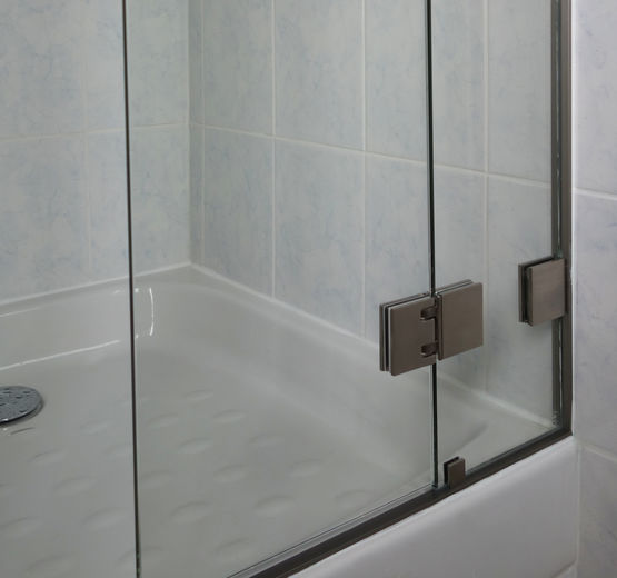 Quincaillerie pour paroi de douche sans joints PVC | Douche Capsi - produit présenté par ADLER SAS