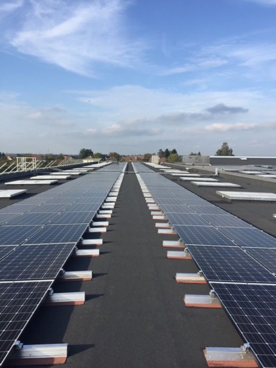 Rail pour implantation de panneaux photovoltaïques sur étanchéité | Roof Solar Bitume