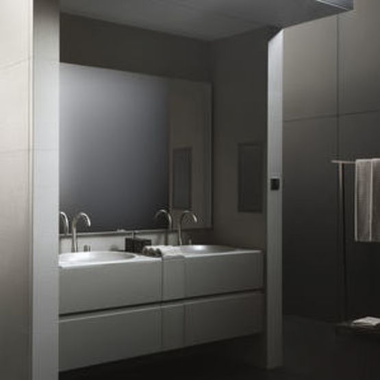 Salle de bain avec espaces distincts | Armani