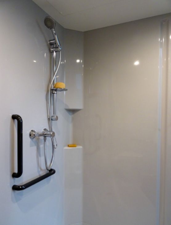 Salle de bain monobloc compacte et médicalisée | MELLITE - produit présenté par BAUDET