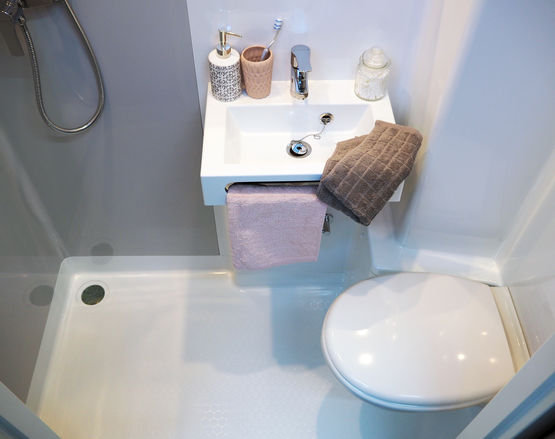 Salle de bain préfabriquée pour petits espaces | JADE EVO | Gamme BAUDET INTIAL - produit présenté par BAUDET