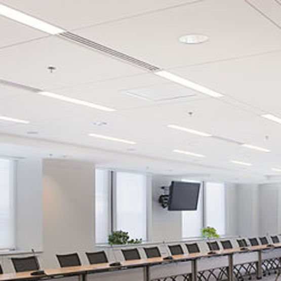  Solution de plafond avec intégration de lumières et de systèmes de ventilation | Techzone - ARMSTRONG