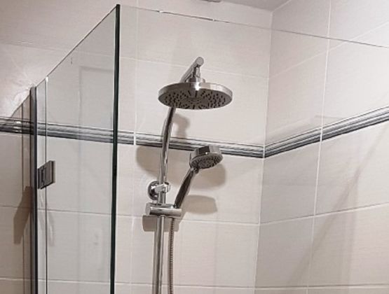 Verre à couche anti-corrosion trempé pour pare-douches et cabines de douches | SERISTAL TIMELESS - produit présenté par MACOCCO
