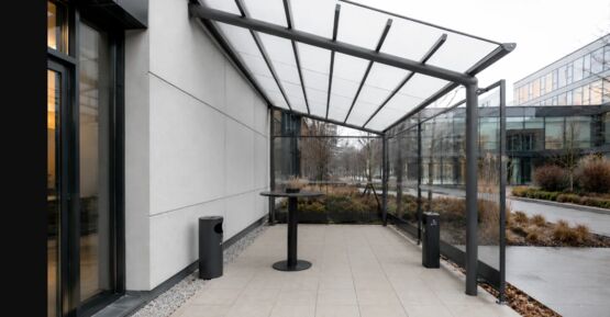 Abri fumeurs aluminium sur-mesure | Ovalux – Structure extérieure certifiée CE / EN 1090