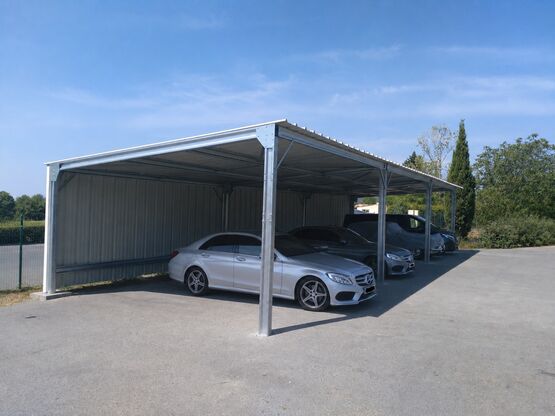 Abri monopente en kit 5,4x15x3m bardé sur 1 long pan bas