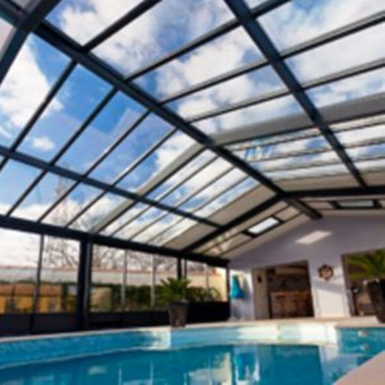 Abri sur mesure en aluminium, acier et verre pour protection de piscine | Véranda Piscine 