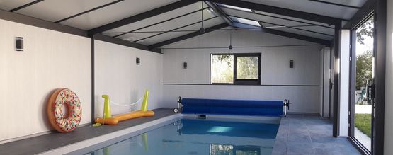  Abri sur mesure en aluminium, acier et verre pour protection de piscine | Véranda Piscine  - SOKO
