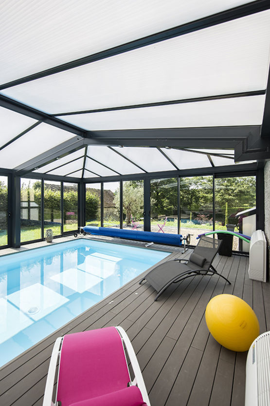 Abri sur mesure en aluminium, acier et verre pour protection de piscine | Véranda Piscine  - produit présenté par SOKO