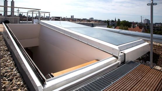  Accès toiture motorisé coulissant rectangulaire 350x120 cm | LAMILUX Flat Roof Access Hatch Comfort Solo - LAMILUX