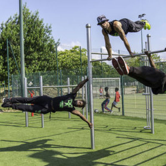 Agrès STREET WORKOUT : 4 barres de traction + poteau vague  | BA02-1R