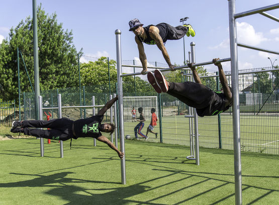  Agrès STREET WORKOUT : 4 barres de traction + poteau vague  | BA02-1R - PRO URBA