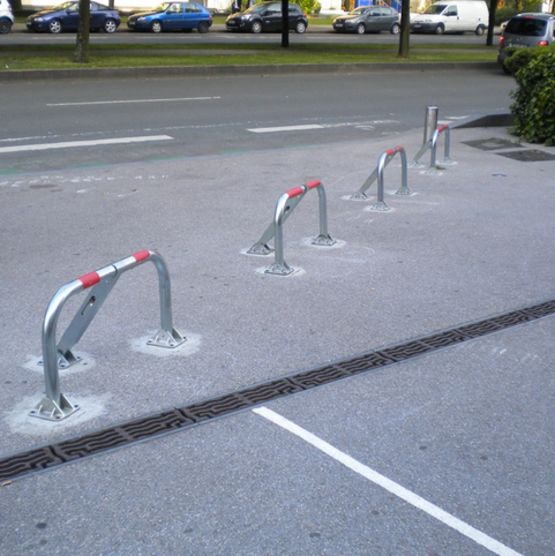 Arceau de parking rabattable Stopblock - Pieds en fonte - produit présenté par NORMEQUIP
