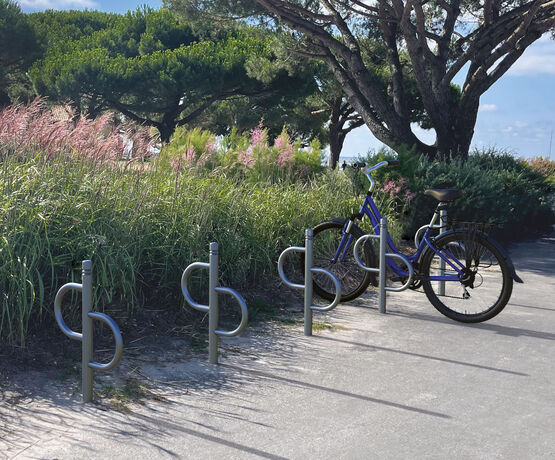 Arceau vélos à 4 pommeaux | SOLUVELOS  - produit présenté par SOLUVELOS