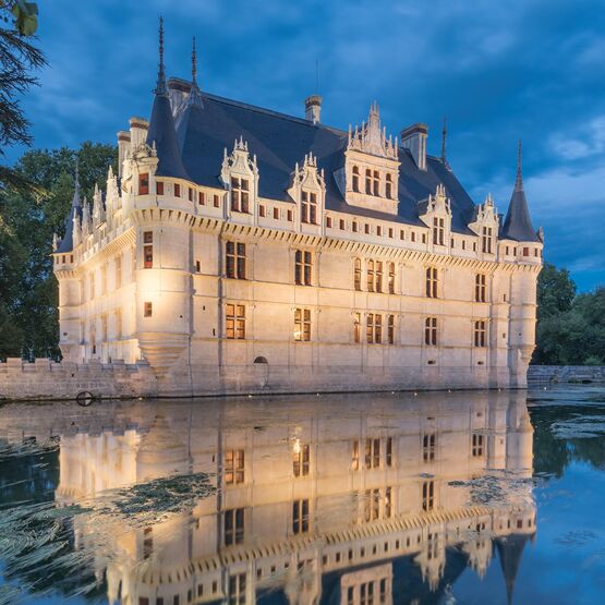 Bâti sur une île de l’Indre au XVIème siècle, le château d’Azay-le-Rideau illustre la subtile alliance des traditions constructives françaises et des décors italianisants de la Renaissance