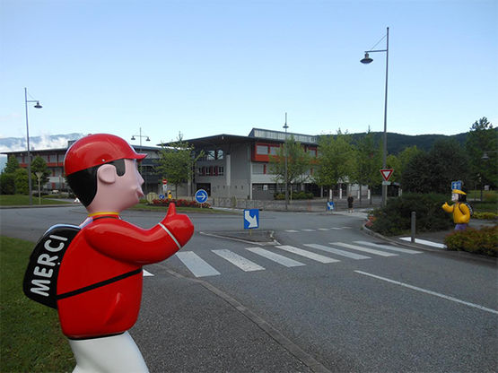 Arthur et Zoé | couple de figurine de signalisation - produit présenté par SERAC SIGNALISATION