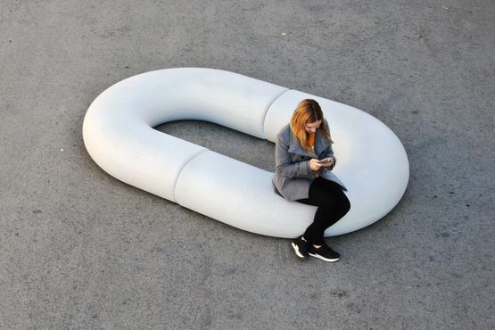 Assise en béton pour espaces urbains | CINNAMON CURVED