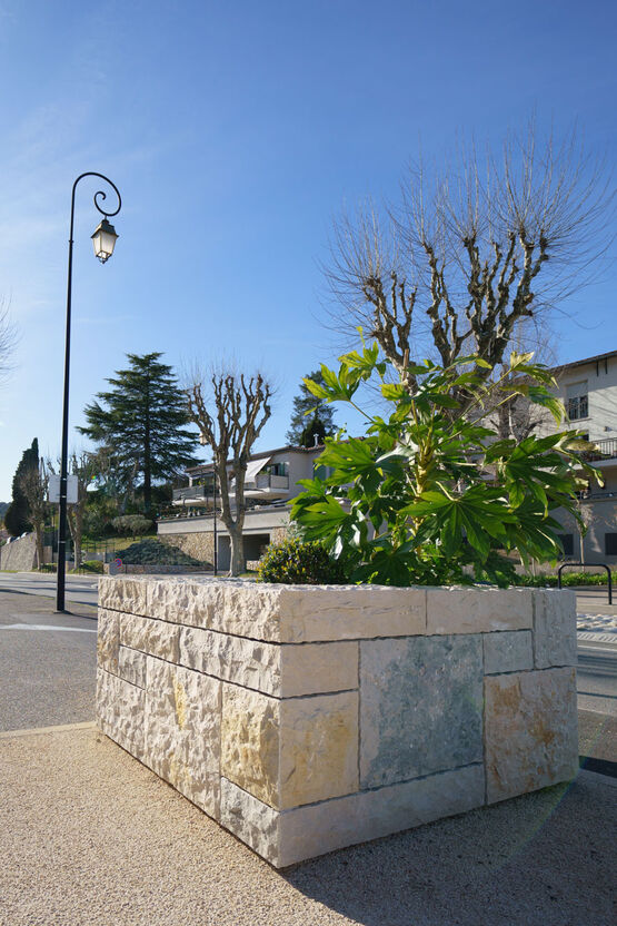  AUTO-COFFRANT EN PIERRES NATURELLES - Jardinières