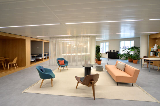 Bacs autoportants à bords droits sur ossature cachée | EC2 J