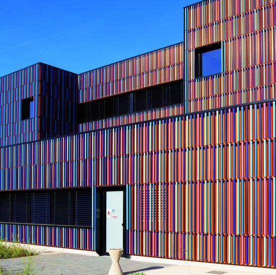 Baguettes brise-soleil monolithe en terre cuite émaillée colorée | Autan XL - TERREAL