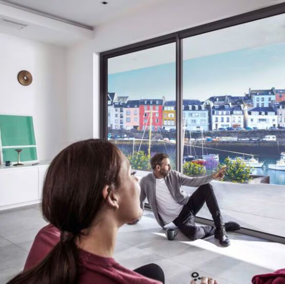  Baie coulissante motorisée à montant central ultrafin | SLINOVA - Baie coulissante ou à galandage en matériaux mixtes