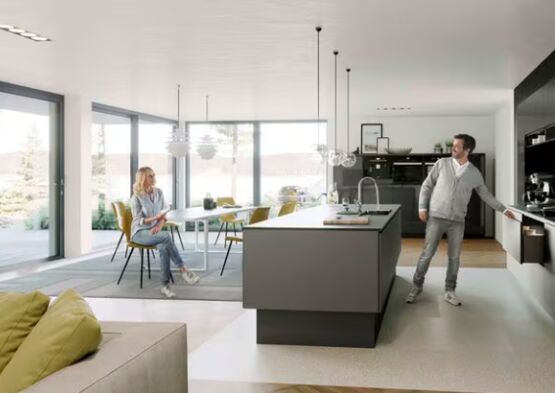 Baie coulissante motorisée à montant central ultrafin | SLINOVA - produit présenté par REHAU