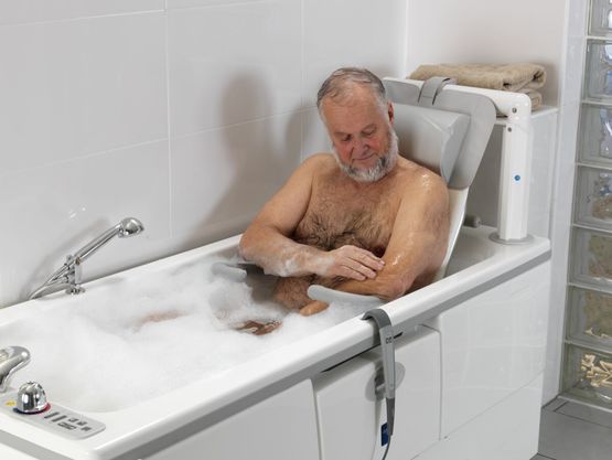 Baignoires à hauteur réglable avec siège intégré | Malibu &amp; Sovereign - produit présenté par ARJO