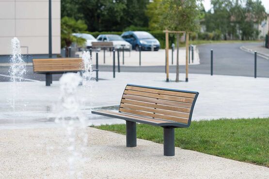 Banc à dossier avec assise en frêne | Denver bois- produit présenté par AREA