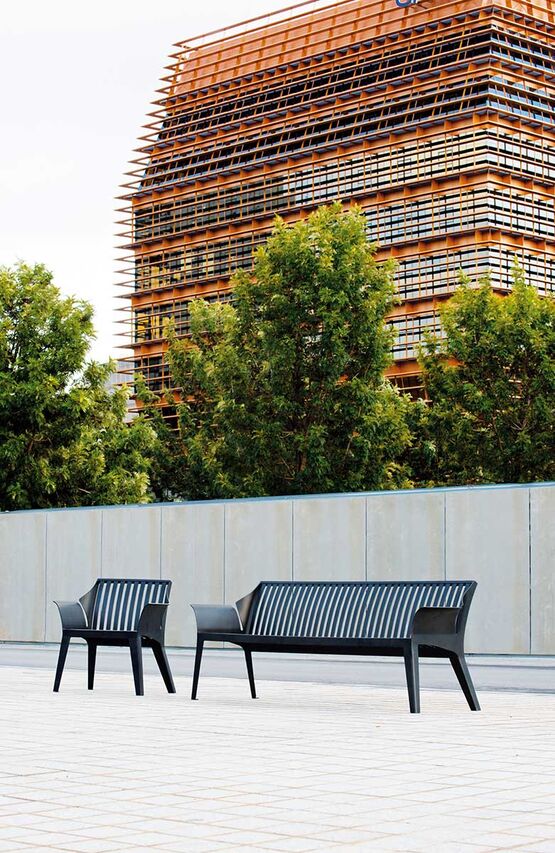  Banc extérieur en acier à lames verticales | Vancouver - AREA